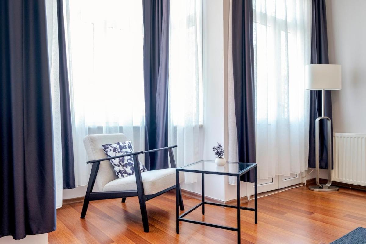 High-ceiling 3-bedroom Apartment *