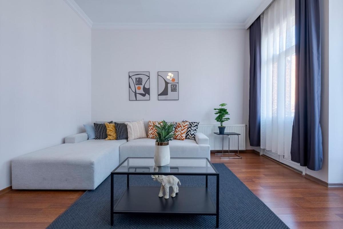 High-ceiling 3-bedroom *