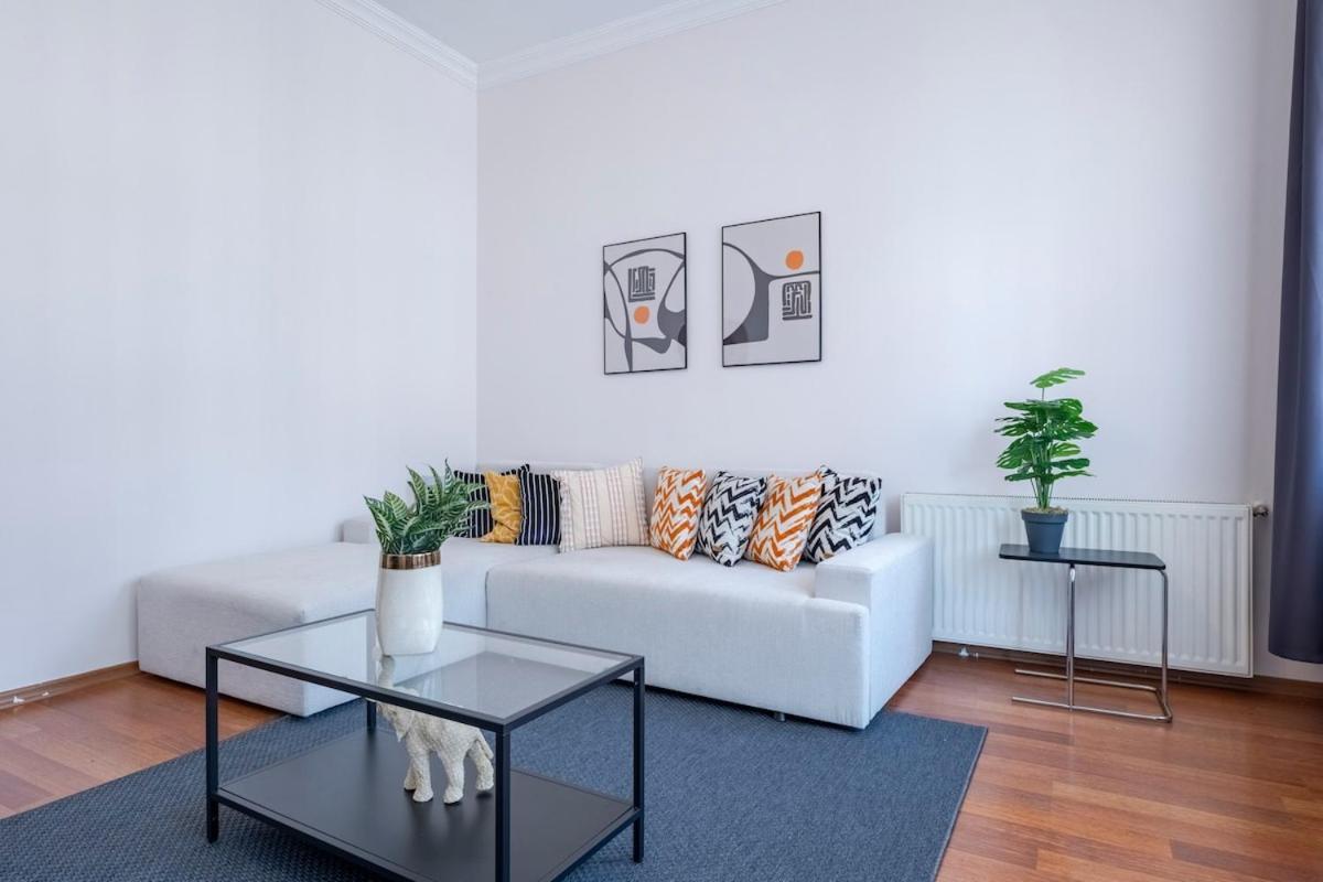 High-ceiling 3-bedroom İstanbul