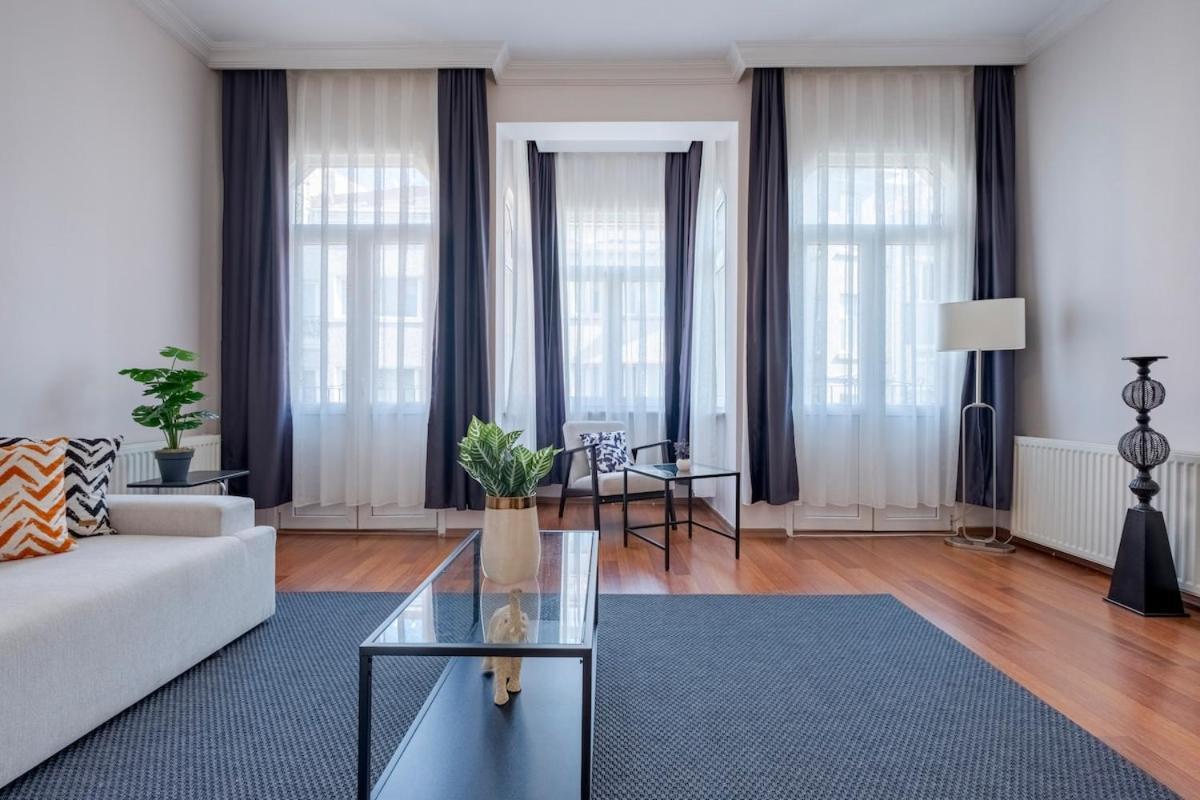 High-ceiling 3-bedroom *